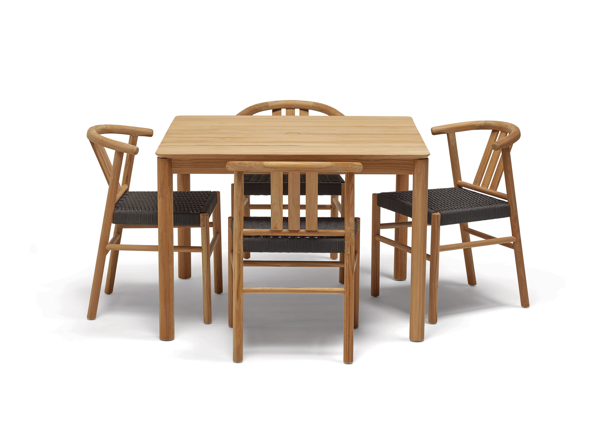 Vue de face d'une table à manger extérieure carrée et de chaises